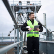 trabajador inspector de IHM barco